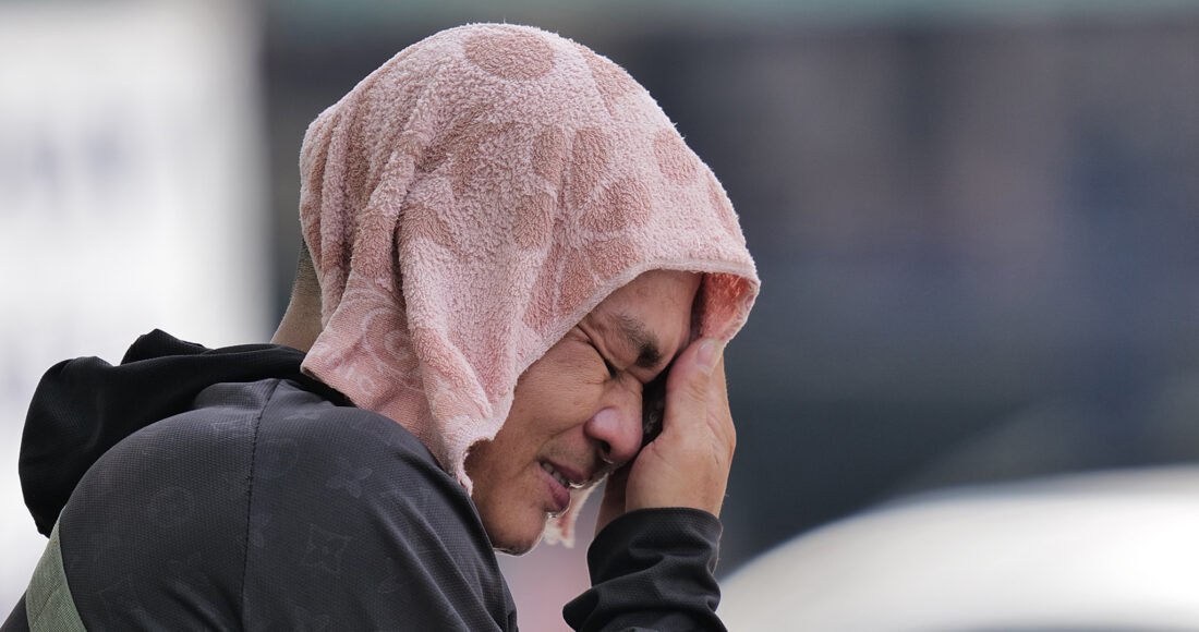 Người dân Hà Nội làm việc dưới nắng nóng. Ảnh: Ngọc Thành