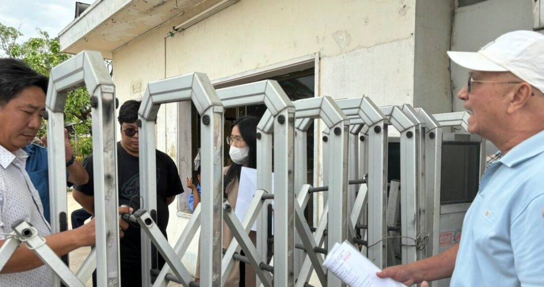 Ông Lê Hồng Phương (phải) không thể vào khuôn viên Công ty CP Tân Tân - nơi ông làm Chủ tịch kiêm Giám đốc. Ảnh: Thừa phát lại