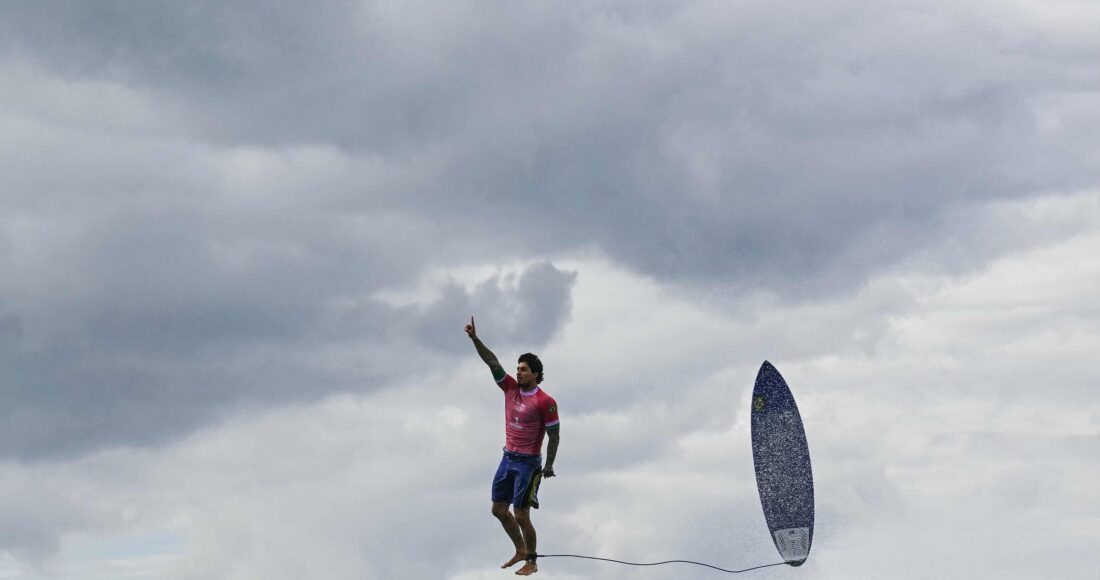 Khoảnh khắc Medina đứng trên không ở vòng ba môn lướt ván ngắn nam Olympic 2024 diễn ra tại Tahiti hôm 29/7. Ảnh: AFP