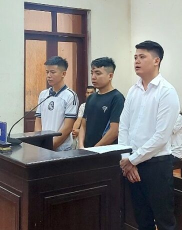 Từ phải qua, bị cáo Dũng, Chuẩn, Đạt tại tòa ngày 14/8. Ảnh: Danh Lam