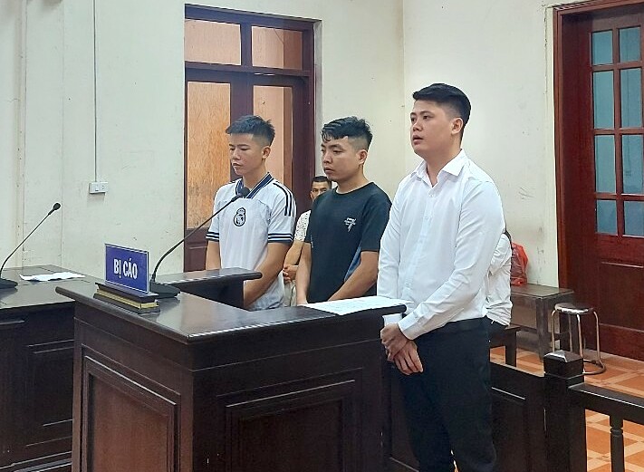 Từ phải qua, bị cáo Dũng, Chuẩn, Đạt tại tòa ngày 14/8. Ảnh: Danh Lam