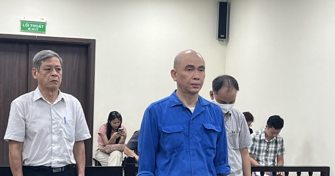 Ông Lê Huy Lân (áo xanh), ông Lê Văn Khương (trái) và ông Nguyễn Xuân Phong tại tòa. Ảnh: Danh Lam