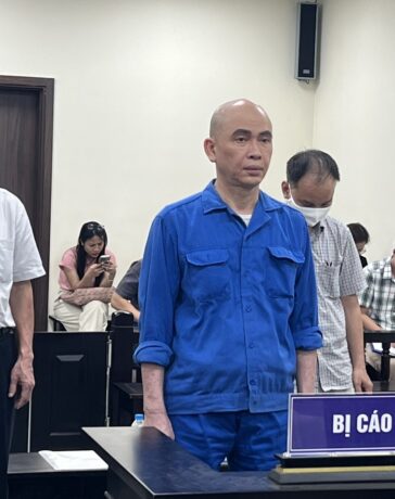 Ông Lê Huy Lân (áo xanh), ông Lê Văn Khương (trái) và ông Nguyễn Xuân Phong tại tòa. Ảnh: Danh Lam