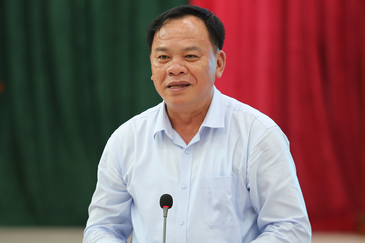 Ông Đức chỉ đạo công tác giải phóng mặt bằng cao tốc Biên Hòa - Vũng Tàu đầu tháng 8. Ảnh: Phước Tuấn