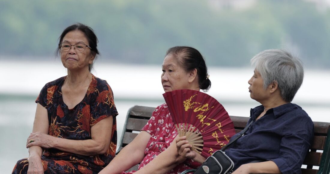 Người cao tuổi ngồi nghỉ bên Hồ Gươm. Ảnh: Ngọc Thành