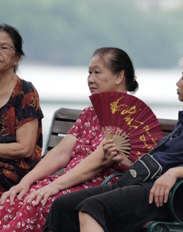 Người cao tuổi ngồi nghỉ bên Hồ Gươm. Ảnh: Ngọc Thành