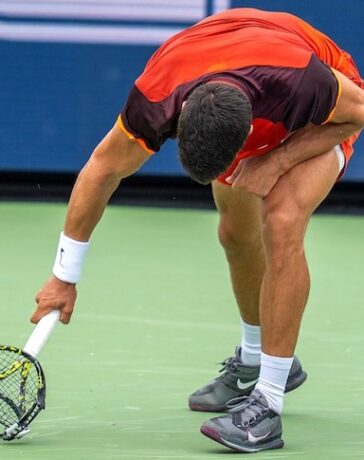 Alcaraz đập vợt trong trận gặp Monfils trên sân Trung tâm ở Cincinnati Masters hôm 16/8. Ảnh: Reuters