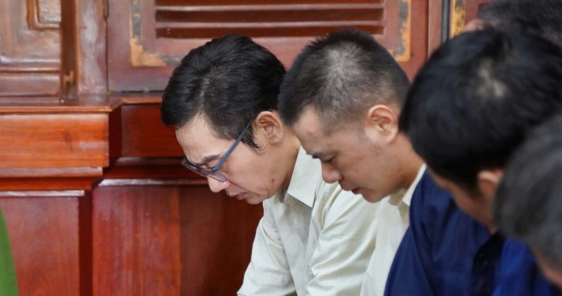 Bị cáo Trịnh Văn Hưng (đeo kính) tại tòa. Ảnh: Hải Duyên