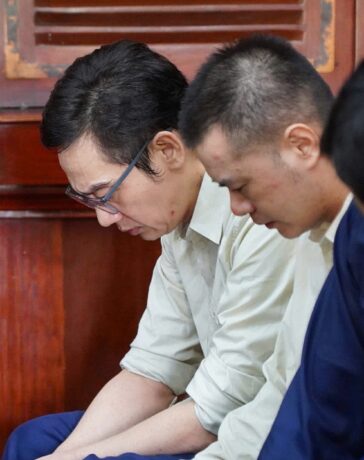 Bị cáo Trịnh Văn Hưng (đeo kính) tại tòa. Ảnh: Hải Duyên