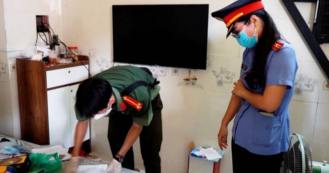 Cơ quan điều tra khám xét nhà ông Lê Tùng Vân hồi tháng 4. Ảnh: Thúy Phượng