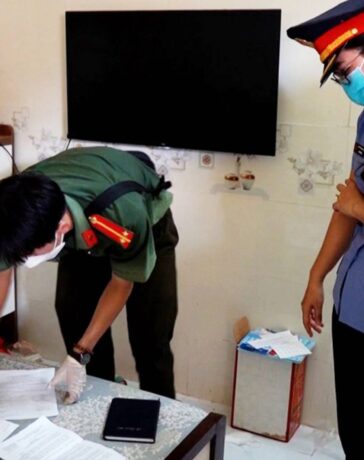 Cơ quan điều tra khám xét nhà ông Lê Tùng Vân hồi tháng 4. Ảnh: Thúy Phượng