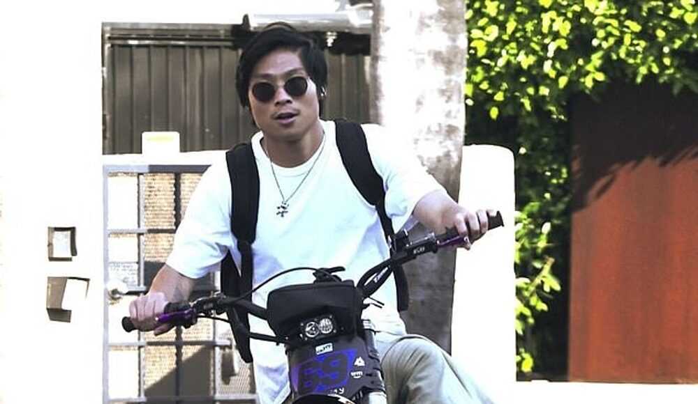 Pax Thiên trong một lần lái xe đạp điện địa hình trên phố Los Angeles. Ảnh: Backgrid