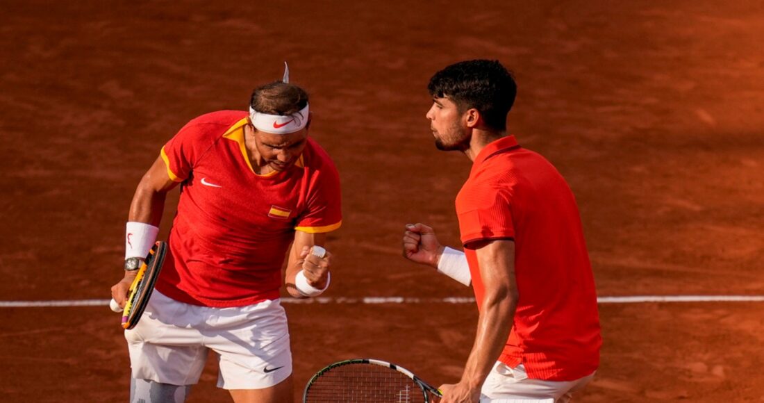 Nadal (trái) và Alcaraz mừng một điểm thắng trong trận gặp Griekspoor và Koolhof ở vòng hai đôi nam Olympic, trên sân Suzanne Lenglen, Paris hôm 30/7. Ảnh: Reuters