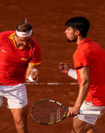 Nadal (trái) và Alcaraz mừng một điểm thắng trong trận gặp Griekspoor và Koolhof ở vòng hai đôi nam Olympic, trên sân Suzanne Lenglen, Paris hôm 30/7. Ảnh: Reuters