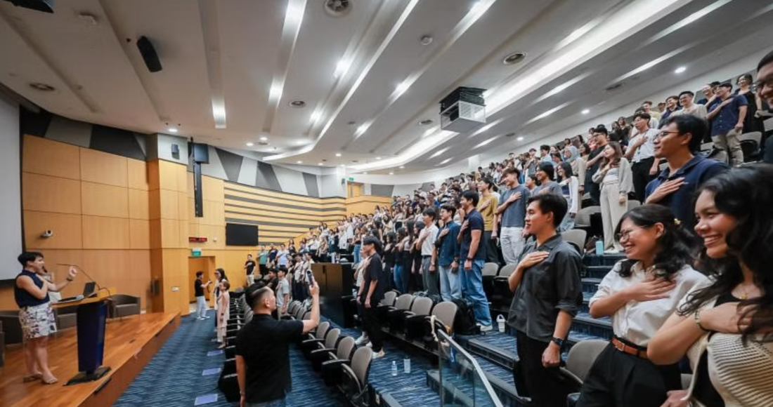 Sinh viên năm nhất ngành luật của Đại học Quản lý Singapore (SMU) trong lễ tuyên thệ vì đạo đức nghè luật, trong lễ nhập học hồi đầu tháng 8. Ảnh: Straits Times