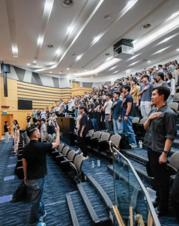 Sinh viên năm nhất ngành luật của Đại học Quản lý Singapore (SMU) trong lễ tuyên thệ vì đạo đức nghè luật, trong lễ nhập học hồi đầu tháng 8. Ảnh: Straits Times