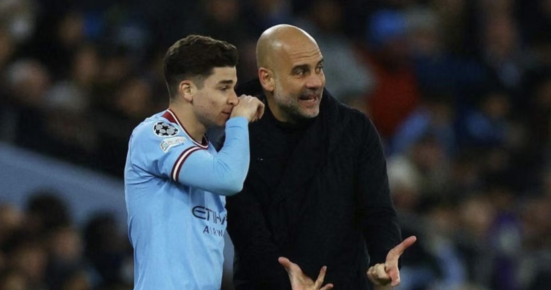 Guardiola trao đổi với Alvarez trước khi tung vào sân ở một trận đấu tại Champions League năm 2023. Ảnh: Reuters.