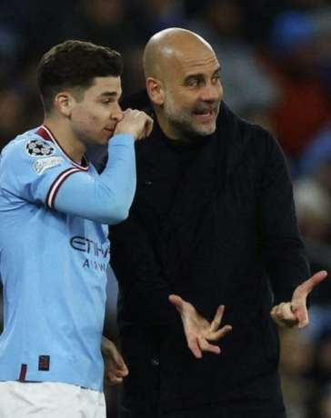 Guardiola trao đổi với Alvarez trước khi tung vào sân ở một trận đấu tại Champions League năm 2023. Ảnh: Reuters.