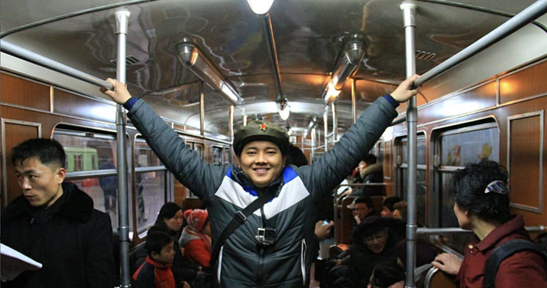 Jaka Parker và con gái chụp hình ở đài tưởng niệm ông Kim Il Sung và Kim Jong Il trên đồi Mansu. Trong bài phỏng vấn trên trang Time Out của Anh, anh cho biết là nhiếp ảnh gia, làm việc ở Triều Tiên từ năm 2012, hiện vẫn cùng gia đình sống ở đất nước này. Vợ của anh là một nhà ngoại giao. Con gái thứ hai và thứ ba của Jaka Parker chào đời ở Bình Nhưỡng.Trong ảnh, nhiếp ảnh gia đi tàu điện ngầm ở Bình Nhưỡng, tháng 12/2018. Các bức ảnh về Triều Tiên của Jaka Parker chụp trong giai đoạn từ năm 2012-2024.