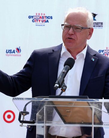 Thống đốc bang Minnesota Tim Walz trong cuộc họp báo ở thành phố Minneapolis ngày 24/6. Ảnh: AP