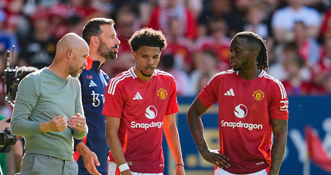 HLV Ten Hag đứng cạnh Van Nistelrooy khi chỉ đạo cầu thủ Man Utd trong trận giao hữu thua Rosenborg 0-1 trên sân Lerkendal, Trondheim, Na Uy ngày 15/7. Ảnh: AFP