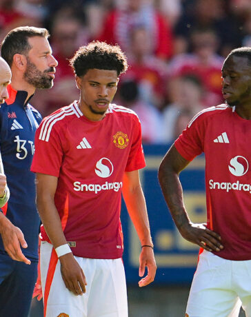 HLV Ten Hag đứng cạnh Van Nistelrooy khi chỉ đạo cầu thủ Man Utd trong trận giao hữu thua Rosenborg 0-1 trên sân Lerkendal, Trondheim, Na Uy ngày 15/7. Ảnh: AFP