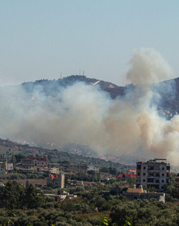 Khói bốc lên từ ngôi làng biên giới Kafr Kila ở miền nam Lebanon ngày 29/7, sau vụ tấn công ở Israel. Ảnh: AFP