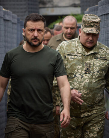 Tổng thống Volodymyr Zelensky kiểm tra việc xây dựng các công sự tại một địa điểm không được tiết lộ ở vùng Volyn, tây bắc Ukraine, hôm 30/7. Ảnh: AFP