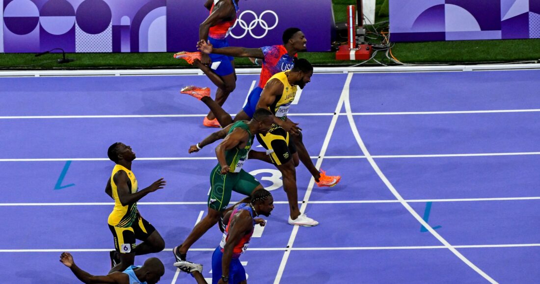 Lyles nhỉnh hơn Thompson chỉ 5 phần nghìn giây khi hai VĐV vượt qua vạch đích. Ảnh: AFP