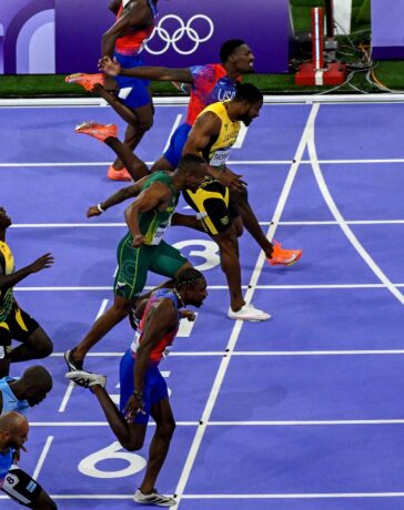 Lyles nhỉnh hơn Thompson chỉ 5 phần nghìn giây khi hai VĐV vượt qua vạch đích. Ảnh: AFP