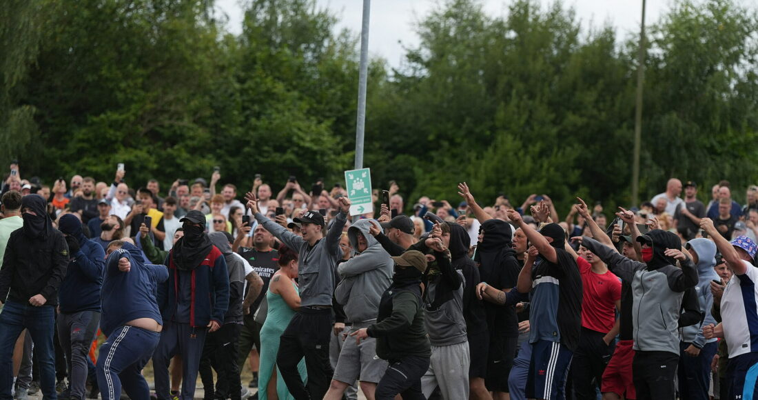 Đám đông biểu tình tại Rotherdam, Anh, ngày 4/8. Ảnh: AFP
