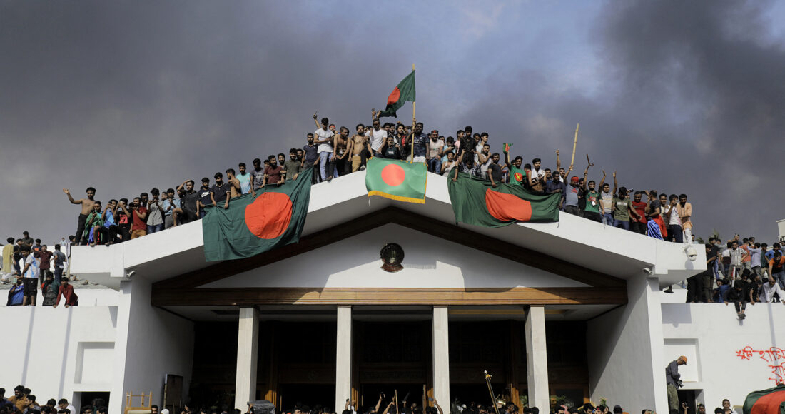 Người biểu tình Bangladesh tràn vào phủ thủ tướng ở thủ đô Dhaka ngày 5/8, sau khi bà Sheikh Hasina rời khỏi đất nước. Ảnh: AFP