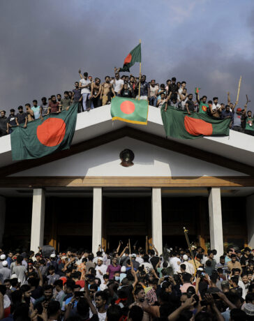 Người biểu tình Bangladesh tràn vào phủ thủ tướng ở thủ đô Dhaka ngày 5/8, sau khi bà Sheikh Hasina rời khỏi đất nước. Ảnh: AFP