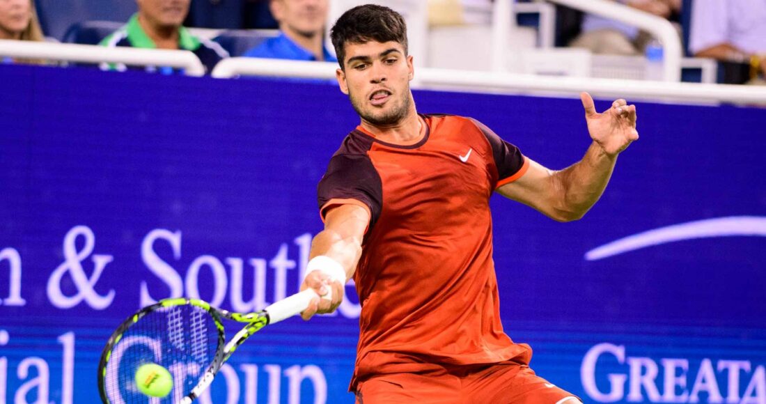 Alcaraz đánh thuận tay trong trận gặp Monfils trên sân Trung tâm ở Cincinnati Masters hôm 16/8. Ảnh: Reuters