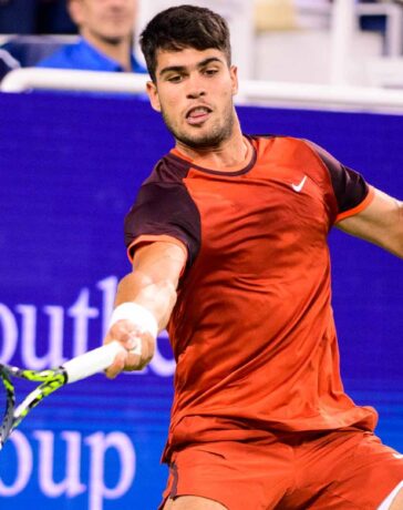 Alcaraz đánh thuận tay trong trận gặp Monfils trên sân Trung tâm ở Cincinnati Masters hôm 16/8. Ảnh: Reuters
