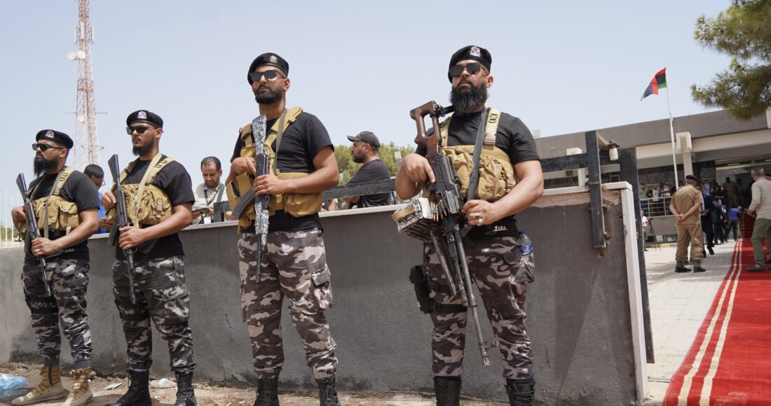 An ninh Libya hộ tống Bộ trưởng Nội vụ Imad al-Trablusi rời thủ đô Tripoli vào ngày 1/7. Ảnh: AFP