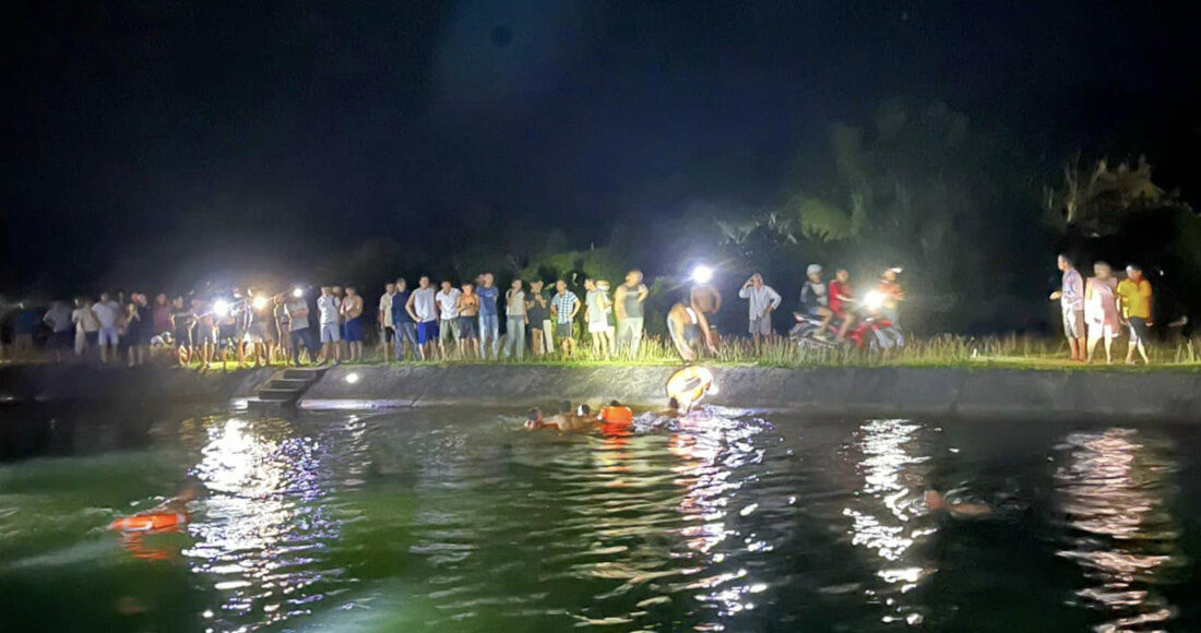 Tìm kiếm hai người mất tích. Ảnh: Anh Nghĩa