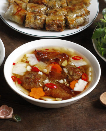 Nước chấm bún chả Hà Nội pha giấm hay chanh?