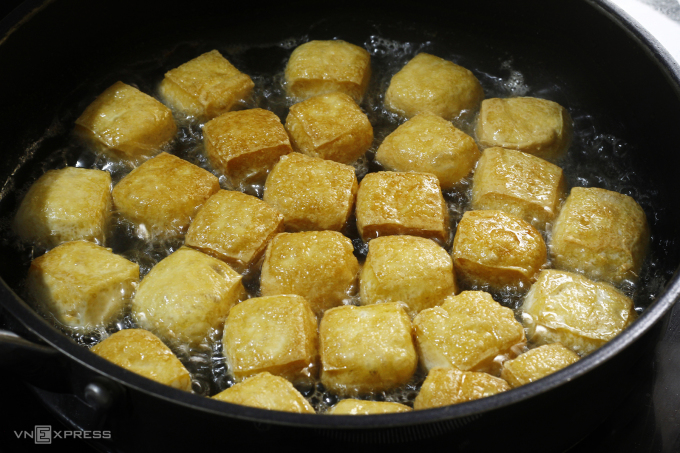 Tại sao đậu phụ chuyển vàng khi rán?