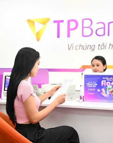 Khách hàng giao dịch tại chi nhánh TPBank. Ảnh: TPBank