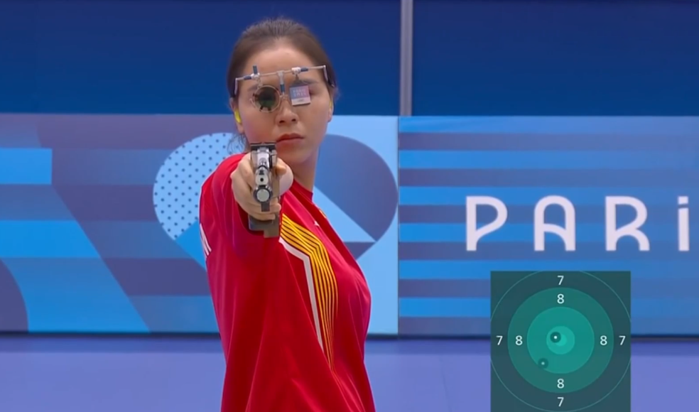 Trịnh Thu Vinh thi đấu ở chung kết nội dung 10m súng ngắn hơi nữ Olympic Paris 2024, chiều 28/7.