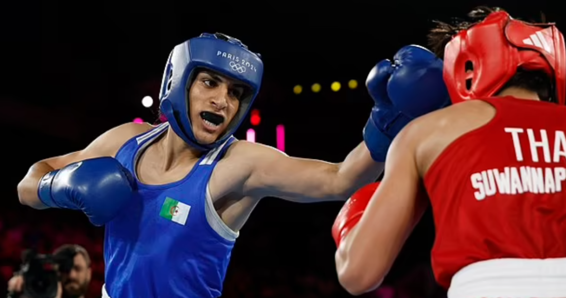 Khelif tung đòn đánh trong trận bán kết gặp Janjaem Suwannapheng ở hạng 66kg nữ tại Olympic Paris 2024 ngày 6/8. Ảnh: Reuters.