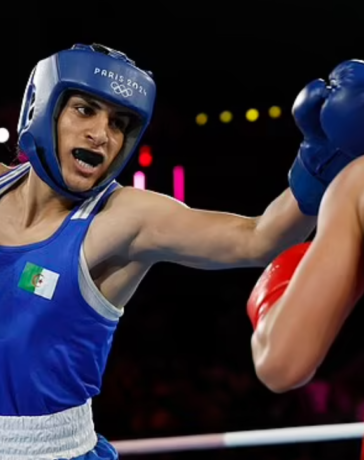 Khelif tung đòn đánh trong trận bán kết gặp Janjaem Suwannapheng ở hạng 66kg nữ tại Olympic Paris 2024 ngày 6/8. Ảnh: Reuters.