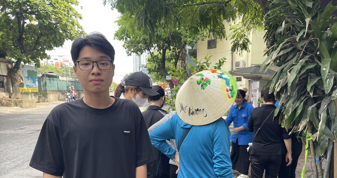 Thèn Trung Thành một mình vượt 340 km từ Xín Mần, Hà Giang xuống Hà Nội viếng Tổng Bí thư Nguyễn Phú Trọng, chiếu 25/7. Ảnh: Hải Hiền