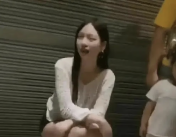 Một cô gái kinh doanh dịch vụ bạn gái đường phố ở Trung Quốc đầu năm 2024. Ảnh: Baidu