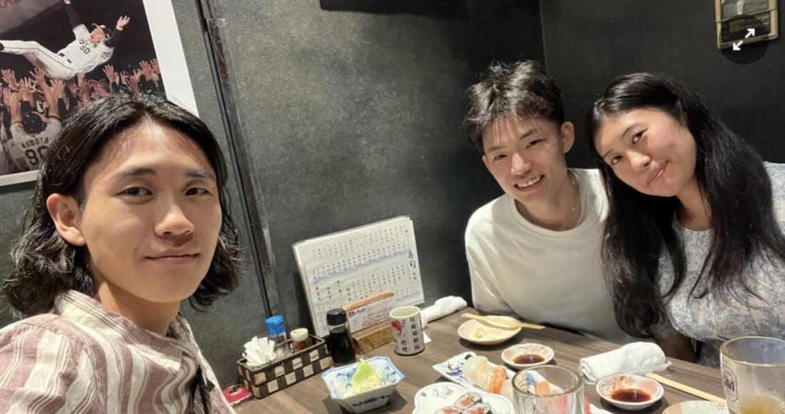 Bạn trai của Seira (áo sọc) ăn tối cùng bạn gái và chồng của cô, tháng 7/2024. Ảnh: X.com/threads.net@tounyu_ohji