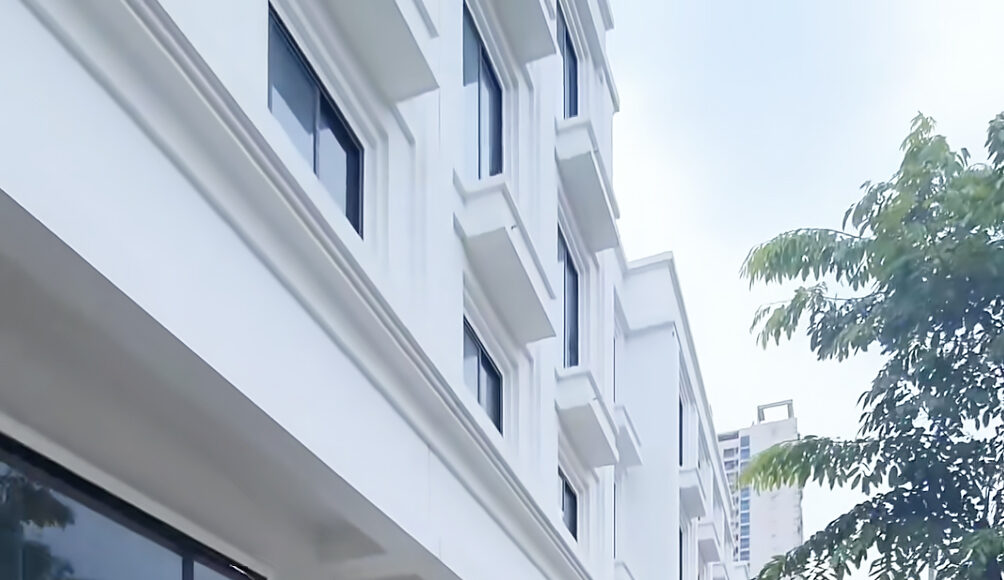 Một người đàn ông câu cá rô trong các hầm để xe của dãy biệt thự, shophouse trên đường Lê Trọng Tấn, huyện Hoài Đức, chiều 28/7. Ảnh: Phạm Hà