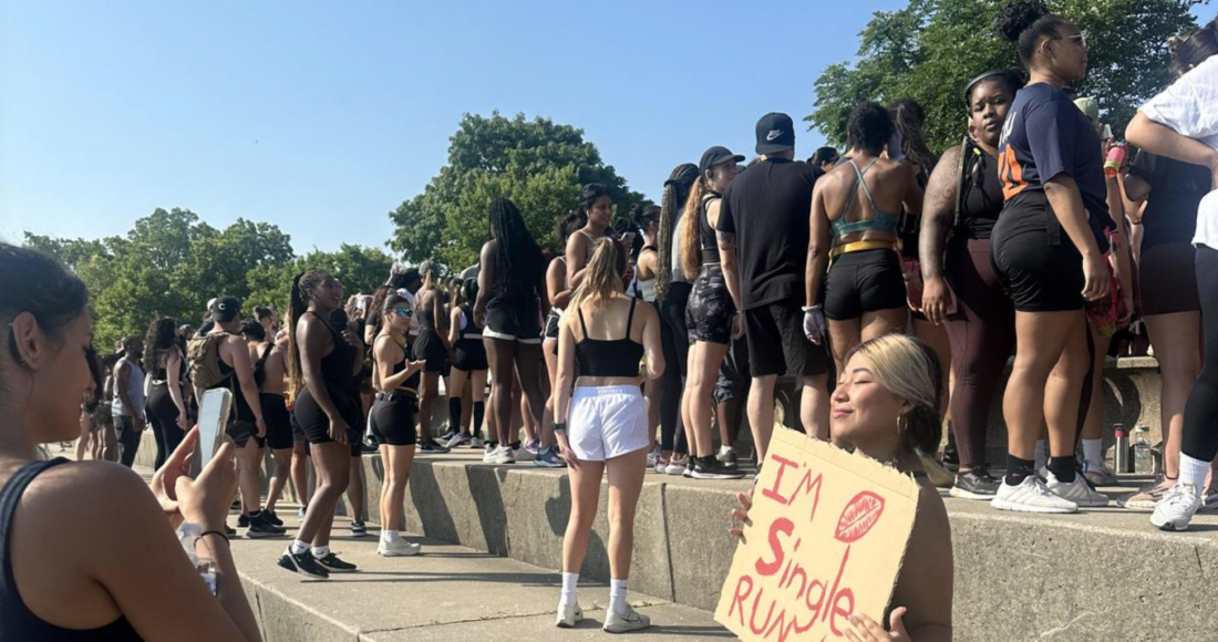Một thành viên nữ của câu lạc bộ Chicago Run Collective chụp hình cùng tấm biển Tôi còn độc thân, hãy chạy cùng tôi trước giải chạy. Ảnh: CBS News