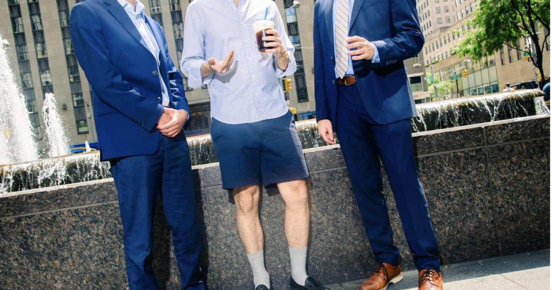 Nhiều nhân viên Mỹ mong muốn được mặc quần short đến nơi làm việc vì đề cao sự thoải mái lúc thời tiết oi nóng. Ảnh minh họa: Evan Angelastro