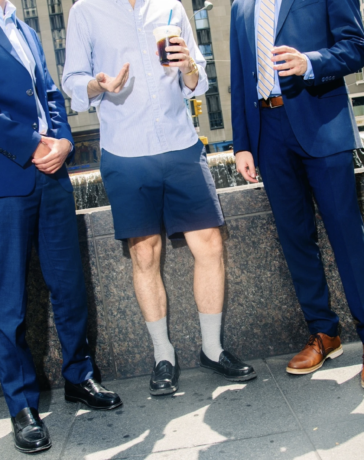 Nhiều nhân viên Mỹ mong muốn được mặc quần short đến nơi làm việc vì đề cao sự thoải mái lúc thời tiết oi nóng. Ảnh minh họa: Evan Angelastro